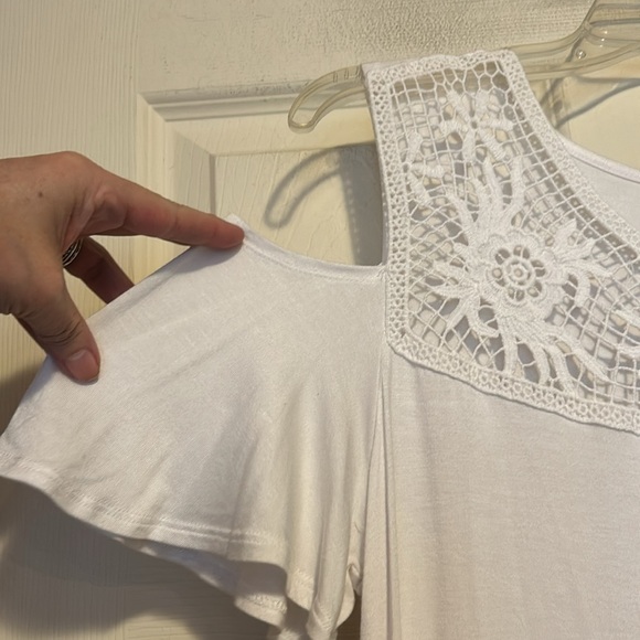 B.L.E.U. Cold Shoulder Top Size Medium NWT Women's White - Picture 3 of 8